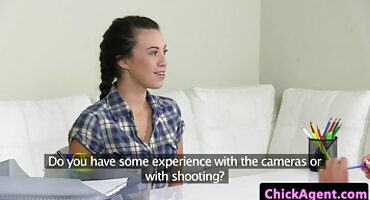 phim sex bố chồng con dâu Một kẻ lừa đảo ukraine quyến rũ một người bạn sex trên xe và liếm tinh trùng.