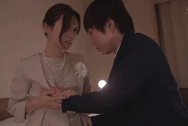 sex bo chồng nàng dâu Má kế đến chúc mừng con trai tốt nghiệp và món quà bất ngờ