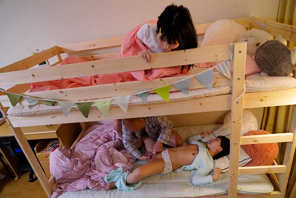 gái xinh việt nam xxx Ông chú đồi bại đến nhà chơi nữa đêm mò vào phòng 2 cô cháu gái